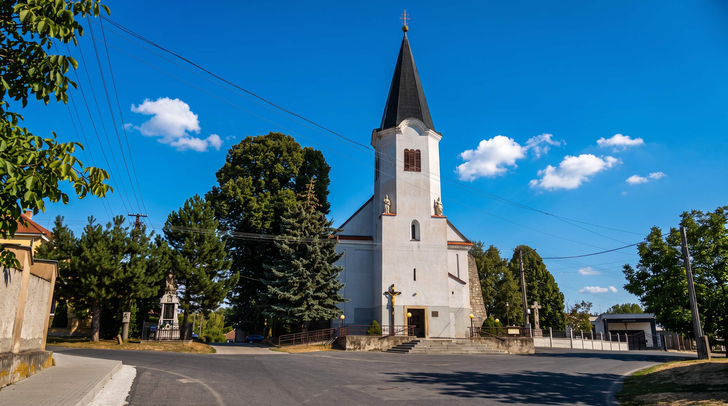 Kostol a dedinská ulica v obci Vištuk